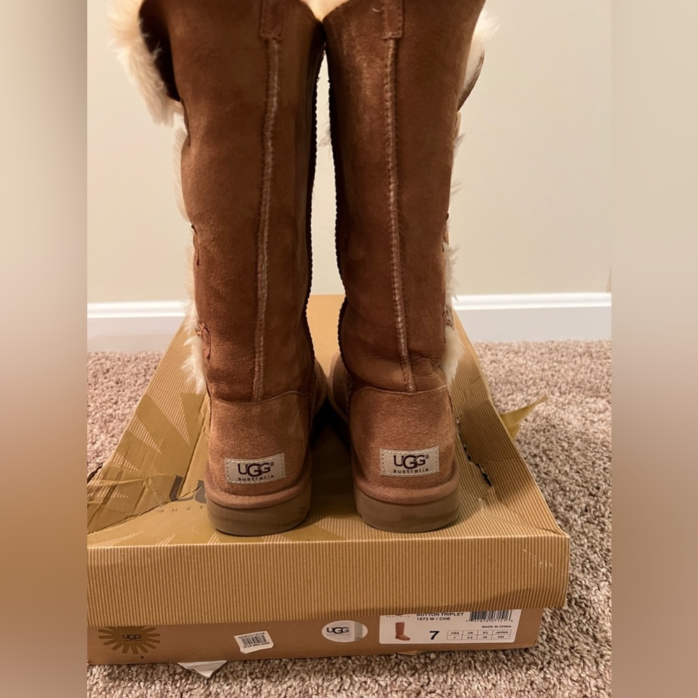 Ugg: Bailey Button Triplets, Size: 7 - image 5